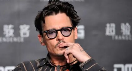 Tras posponer las fechas de su concierto, Johnny Depp reaparece en bastón y alerta a fans