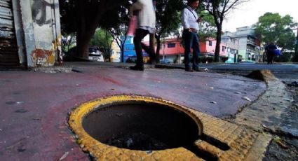Abuelito cae a coladera sin tapa en la Venustiano Carranza; autoridades capitalinas lo rescatan