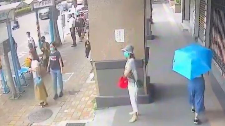 FUERTE VIDEO: Una estudiante muere tras caída de aire acondicionado de un edificio en Taiwán