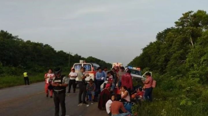 Trágico accidente: Un menor de 13 años muere prensado después de volcadura de un autobús en Bacalar