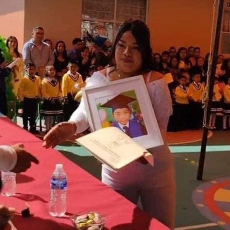 Madre de niño acude a ceremonia de graduación con foto de su hijo muerto. Foto: Facebook