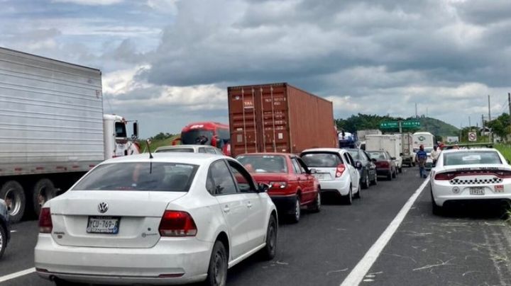 VIDEO: Automovilistas denuncian asalto masivo en la autopista Puebla-Orizaba; Policía dice, es falso