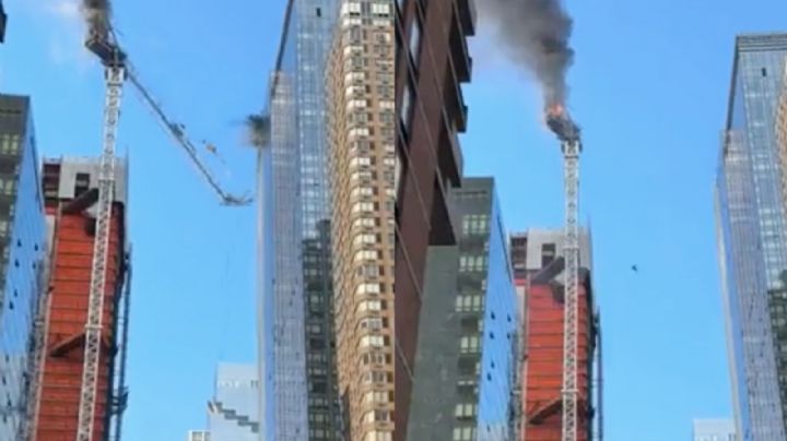(VIDEO) Emergencia en NY: Grúa se quema y derrumba de un edificio de 45 pisos; saldo es de 6 heridos