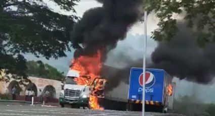 VIDEO: Encapuchados incendian vehículos pesados en Venustiano Carranza, Chiapas; se roban refrescos