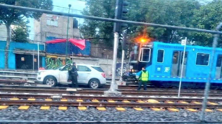 Camino equivocado: Camioneta se mete a vías del Tren Ligero en la CDMX; servicio de Tasqueña a Tepepan
