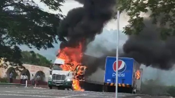 VIDEO: Encapuchados incendian vehículos pesados en Venustiano Carranza, Chiapas; se roban refrescos