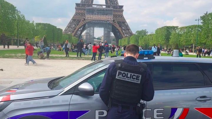 Espeluznante: Detienen a 2 sujetos en París acusados de abusar de una mexicana en la Torre Eiffel