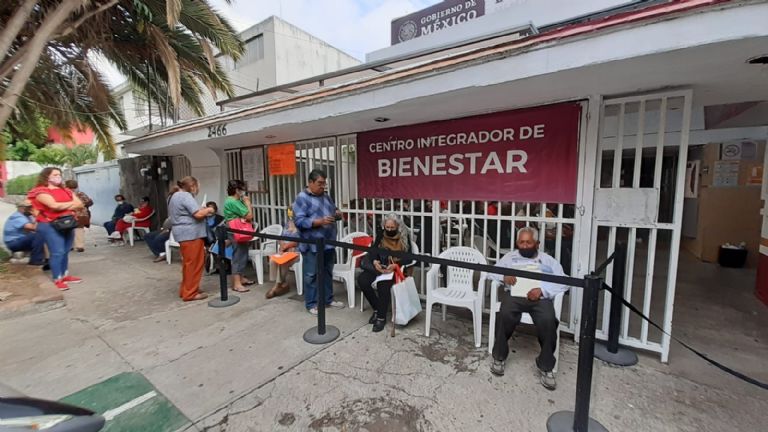Abuelito fallece en fila para Pensión del Bienestar