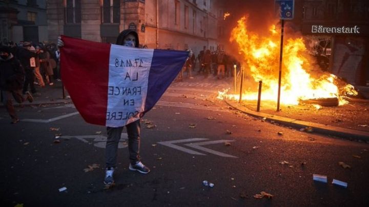 Arde Francia: Protestas no cesan; manifestantes lanzan auto en llamas a la casa de un alcalde