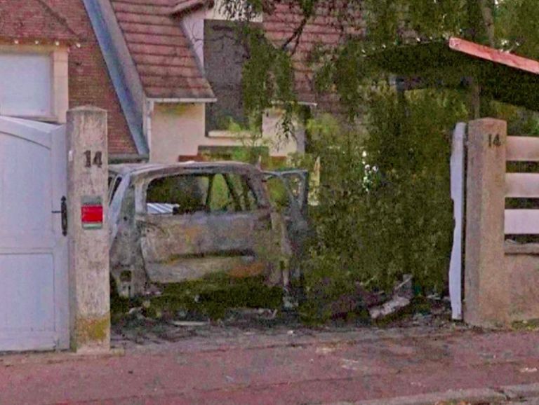 Coche calcinado en Francia  