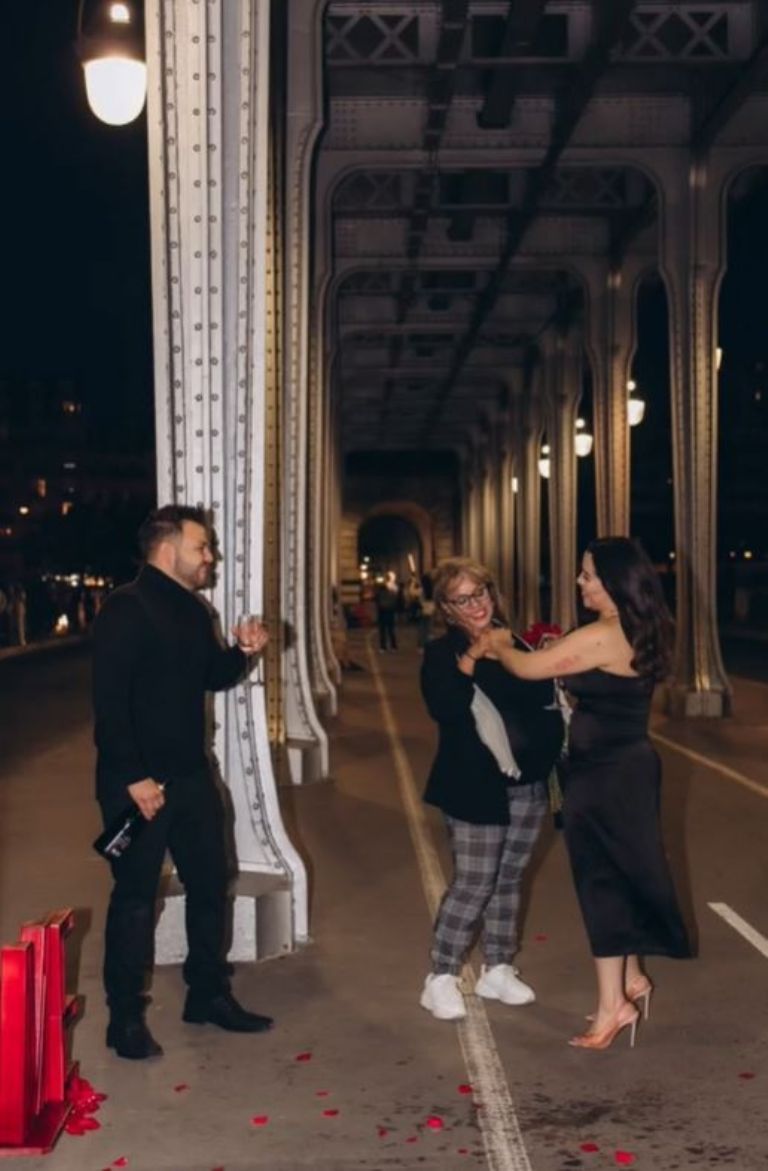 Mamá de la novia casi arruina la propuesta