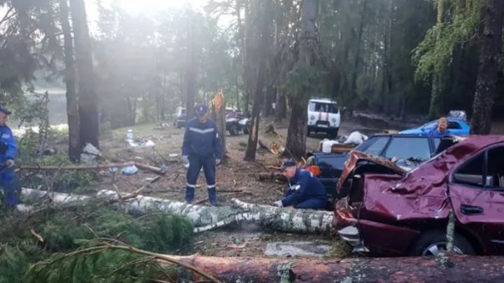 Tragedia en Rusia: Intensa tormenta, como huracán, provoca muerte de tres niños y cinco adultos