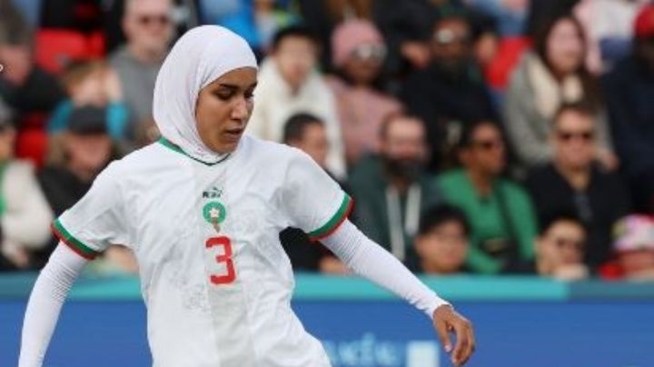 Nouhaila Benzina se convierte en la primera futbolista en jugar una Copa del Mundo Femenil con hiyab