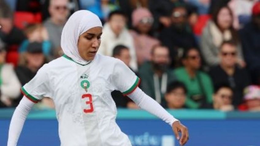 Nouhaila Benzina se convierte en la primera futbolista en jugar una Copa del Mundo Femenil con hiyab