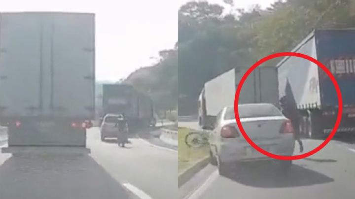 ¡Se salvó de milagro! Ciclista queda atrapado entre 2 trailers mientras circulaba por una carretera