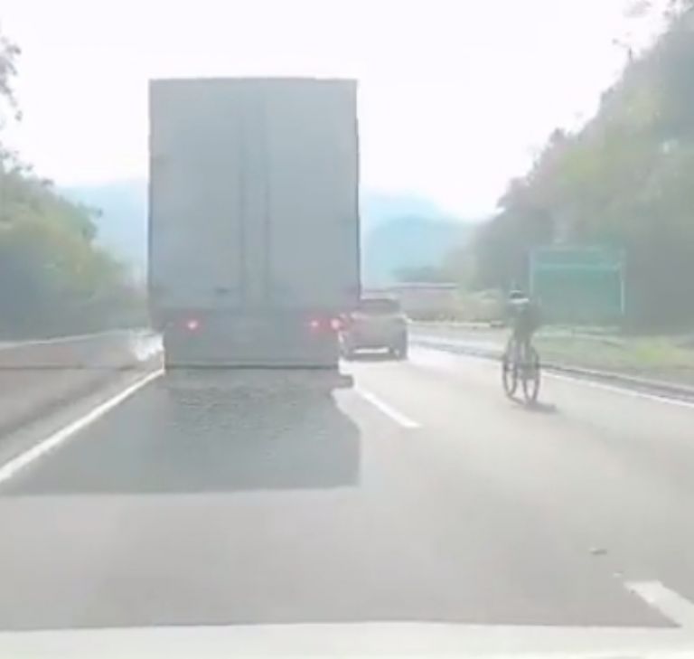 Ciclista trata de rebasar un trailer 