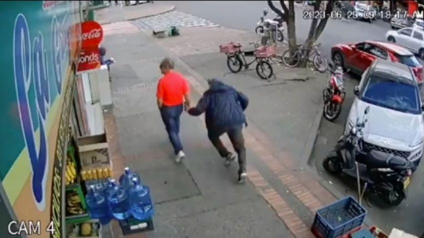 'Abuelito' se tropieza y trata de sujetarse de un peatón; éste lo agarra a patadas por esta razón
