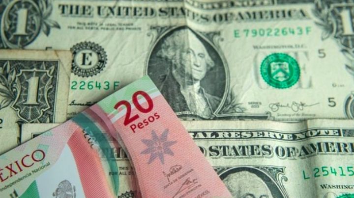 ¿Compras o vendes? Así opera el dólar en México al tipo de cambio; sigue abajo de los 18 pesos