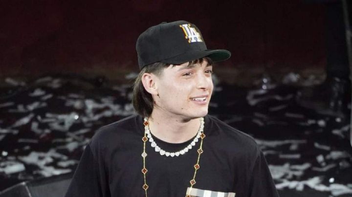 Peso Pluma se lleva tremendo susto en el escenario y defiende a fanático sometido por el staff