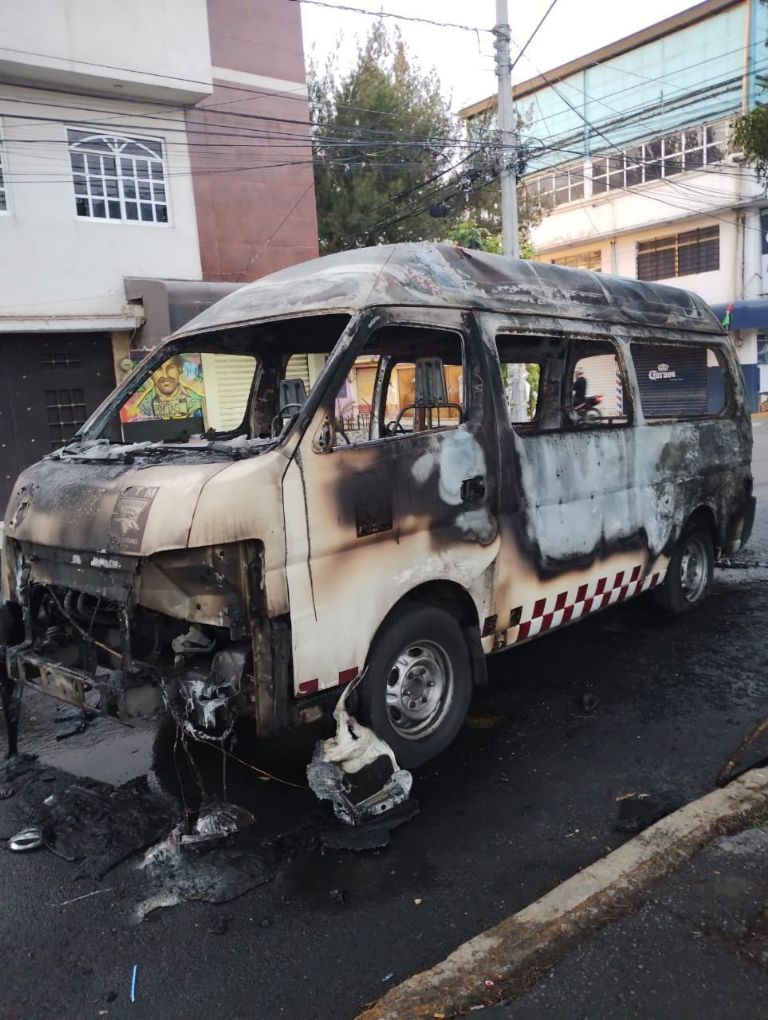 Combi incendiada en Coacalco