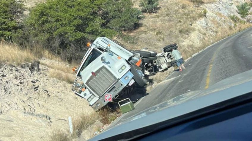Tráiler que transportaba combustible sufre volcadura sobre la carretera Ímuris-Cananea; no hay heridos
