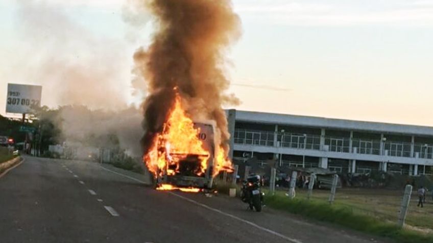 VIDEO: Autobús repleto de niños de un equipo de futbol sufre incendio en carretera de Tabasco