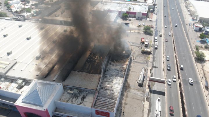 FOTOS: Importante negocio arde en llamas en Hermosillo, Sonora y Bomberos se movilizan