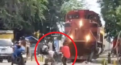 Microinfarto: Hombre en silla de ruedas se atora en las vías del tren; así fue rescatado