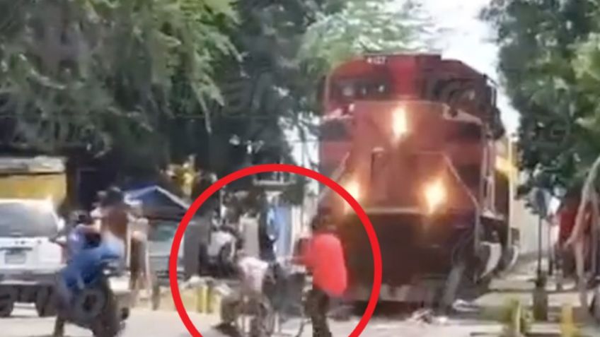 Microinfarto: Hombre en silla de ruedas se atora en las vías del tren; así fue rescatado