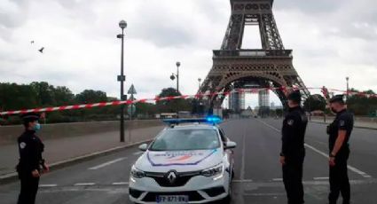 Policía de París detiene a un hombre por saltar en paracaídas desde la Torre Eiffel