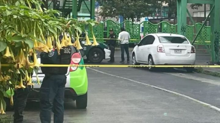Terror en CDMX: Amanece cuerpo colgado en puente peatonal de calzada de Tlalpan