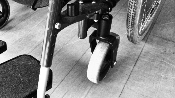 Esposa de Antonio, un hombre discapacitado, lo lanza a las aguas negras de Ecatepec