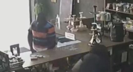 VIDEO: Comerciantes balean a presunto extorsionador en un local; le dan ocho tiros