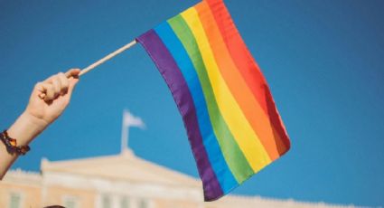 Madre de 9 hijos muere baleada por colocar una bandera LGBTQ+ en su tienda de ropa