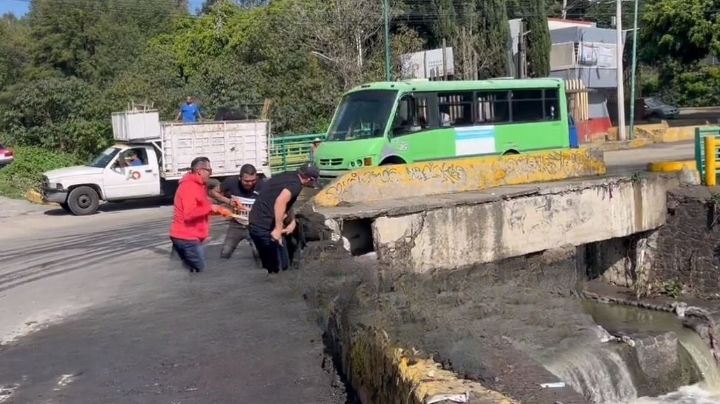 Indignante: Captan a trabajadores de la Álvaro Obregón mientras tiran basura a la presa