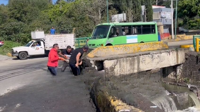 Indignante: Captan a trabajadores de la Álvaro Obregón mientras tiran basura a la presa