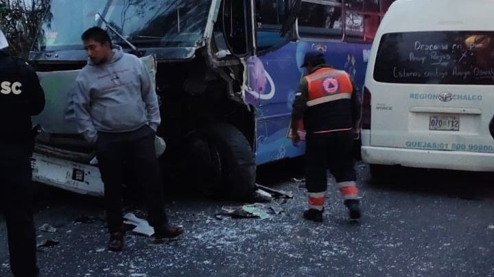 Seis víctimas, el saldo de choque entre camión y combi en la calzada Tláhuac-Chalco