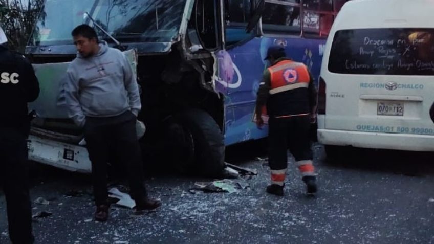 Seis víctimas, el saldo de choque entre camión y combi en la calzada Tláhuac-Chalco