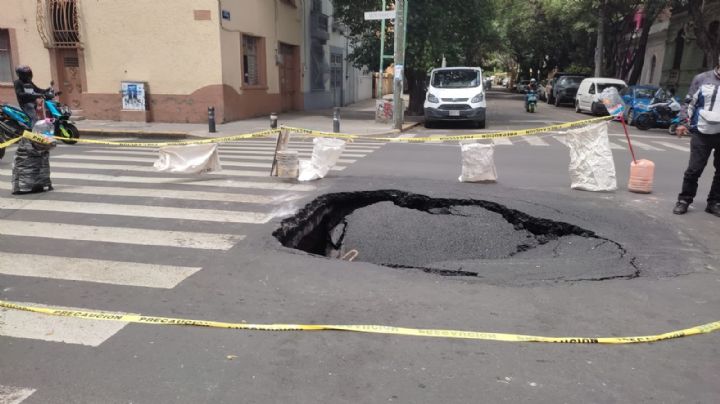 VIDEO: Se abre mega socavón de cinco metros en la CDMX; Autoridades cierran dos avenidas