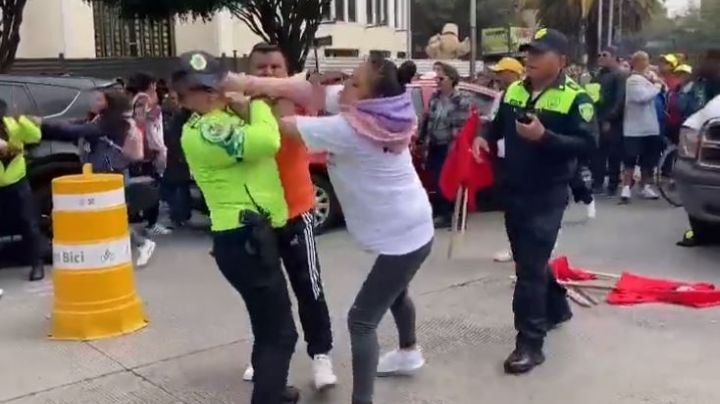 VIDEO: Presuntos simpatizantes de Claudia Sheinbaum agreden a policías; les dan golpiza