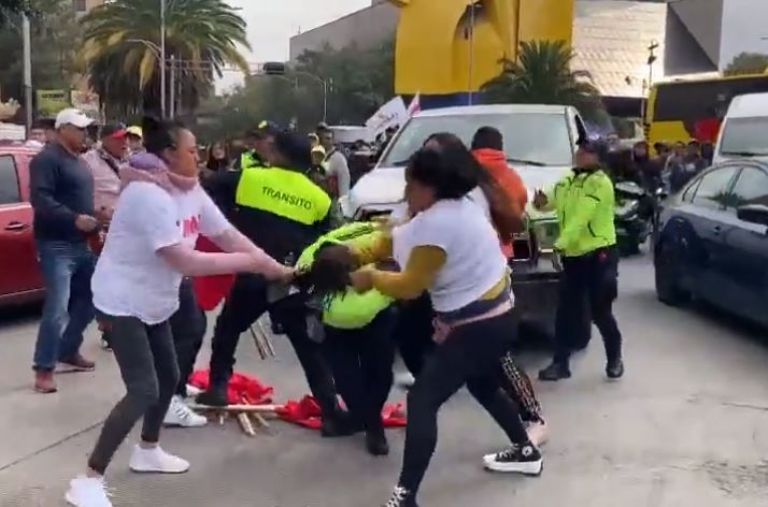 Simpatizantes de Sheinbaum atacan a policías
