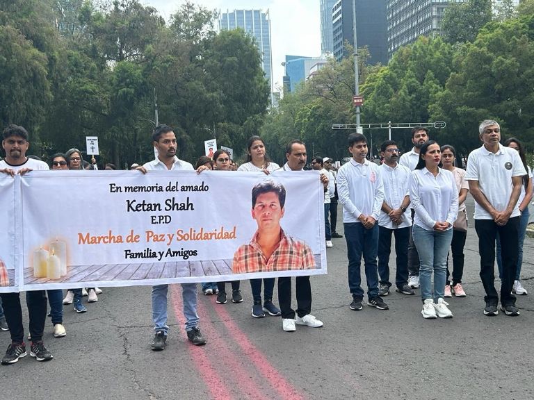 Sandra Cuevas marcha en Reforma
