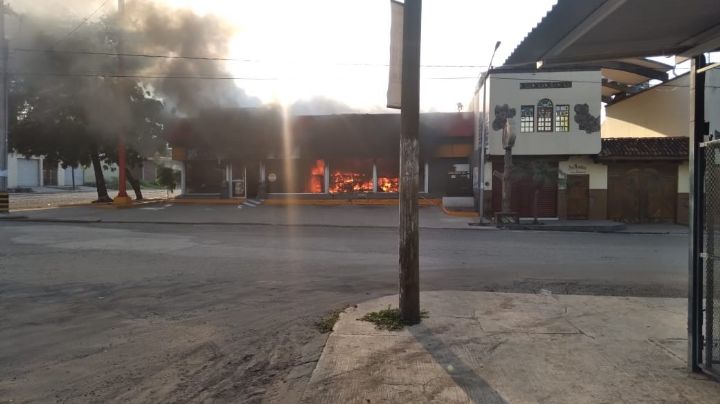 Terror en Michoacán: Incendian vehículos, bloquean carreteras y queman tiendas OXXO
