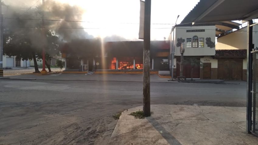 Terror en Michoacán: Incendian vehículos, bloquean carreteras y queman tiendas OXXO