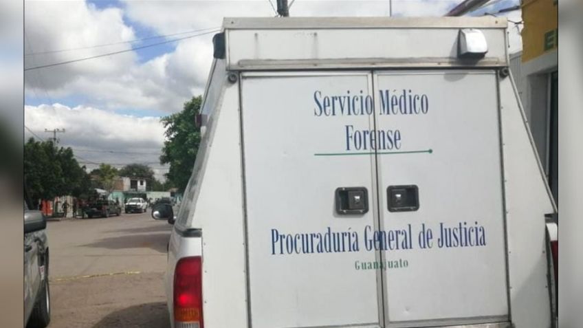 En vía pública, abandonan el cadáver torturado de hombre en Guanajuato; tenía una sábana
