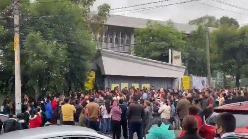 Cierran secundaria en Satélite: Padre de familia amenaza a maestra con arma de fuego