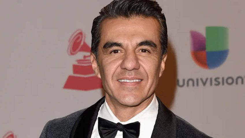 Tras 30 años en Televisa, Adrián Uribe llega a TV Azteca y da inesperada noticia en 'VLA'