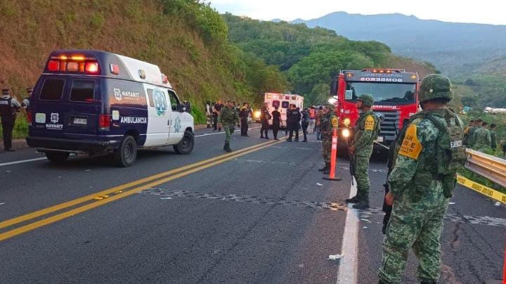 Emergencia en Nayarit: Chofer de un camión se queda dormido y cae a un barranco; hay 15 muertos