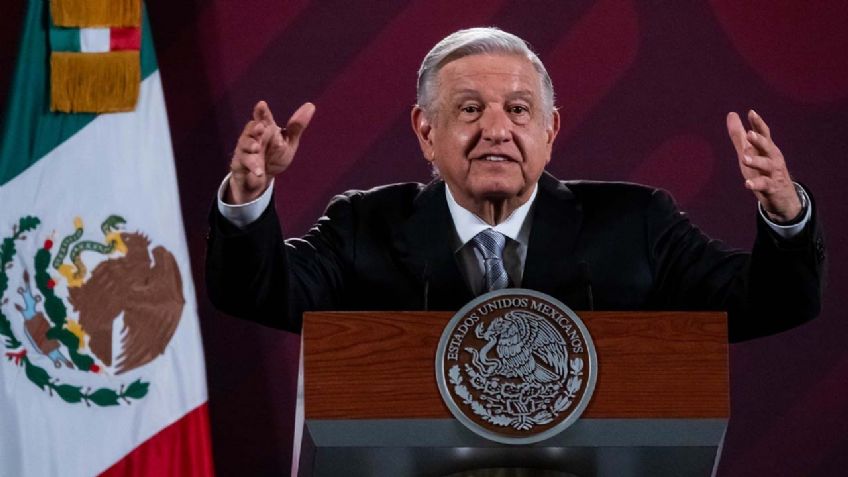 AMLO defiende nuevos libros de la SEP y responde a críticas: "Ven comunistas por todos lados"