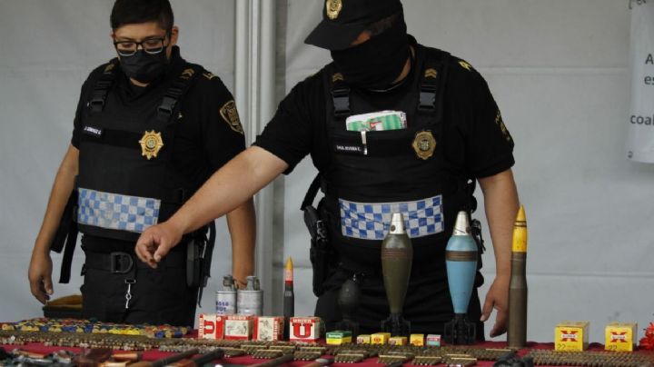 Inicia programa  'Sí al Desarme, Sí a la Paz' en Iztacalco: Pobladores entregan armas de alto calibre